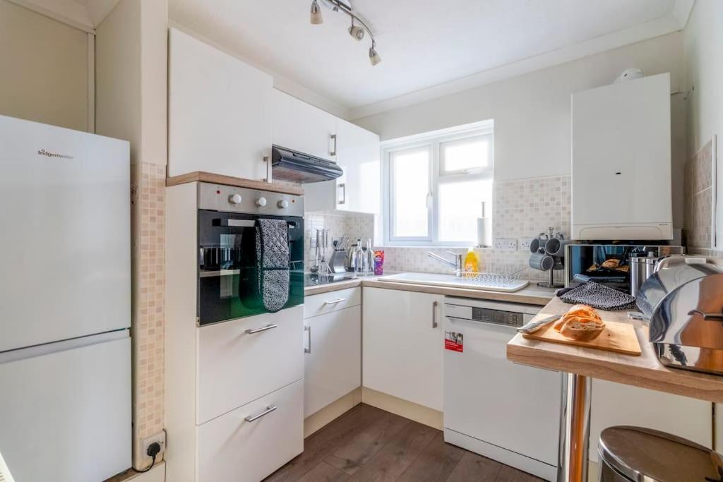 Spacious Sea View 2 Bedroom Sleeps 6-Free Parking Bournemouth Exteriér fotografie